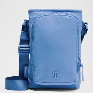 NWT - lululemon Water Bottle Crossbody with Front Pocket 2L - Pool Party Blue